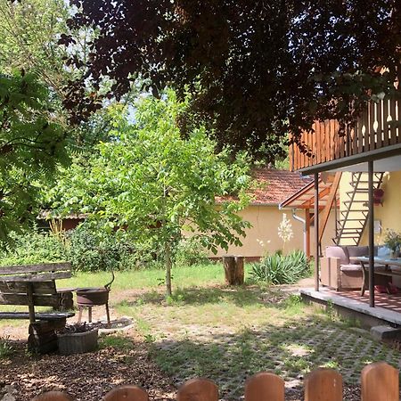 Forest-Side Home By Recreational Lake Kunfeherto エクステリア 写真